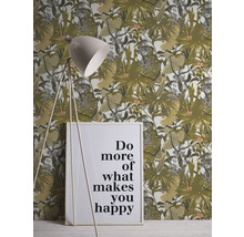 Zimmer mit Dschungeltapete, Stehlampe und gerahmtem Spruch