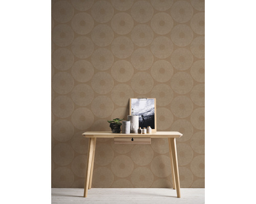 Einrichtungsidee mit brauner Tapete mit Kreismuster, einem Tisch mit Dekorationen und einem Bilderrahmen.