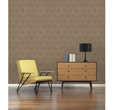 Zimmer mit Sessel, Kommode, Lampe und Tapete mit Kreismuster