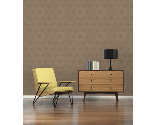 Zimmer mit Sessel, Kommode, Lampe und Tapete mit Kreismuster