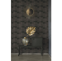 Dekorativer Raum mit gemusterter Tapete, Spiegel, Tisch, Vase und Schrank