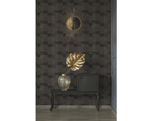 Dekorativer Raum mit gemusterter Tapete, Spiegel, Tisch, Vase und Schrank