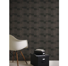 Tapete mit geometrischem Muster in dunklen Farbtönen im Raum