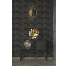 Dekoratives Interieur mit Tapete, Spiegel, Tisch und Dekoration