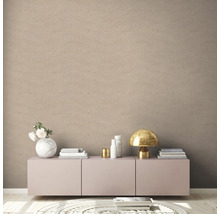 Heller Raum mit beiger Struktur Tapete, Kommode und Dekorationen