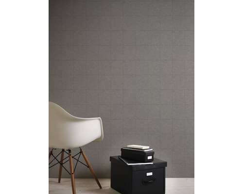 Raumansicht mit grauer Fliesentapete, weißem Stuhl und schwarzen Aufbewahrungsboxen