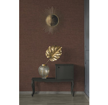 Dekorative Inneneinrichtung mit Spiegel, Vase, Kunstblatt und kleinem Schrank auf einem Tisch