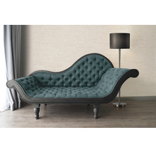 Chaiselongue mit Knopfheftung und Stehlampe im Interieur