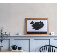 Szene mit beiger Tapete mit feiner Struktur und einer Wanddekoration mit einer Karte von Island