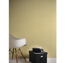 Textiltapete im Raum mit Stuhl und Aufbewahrungsboxen