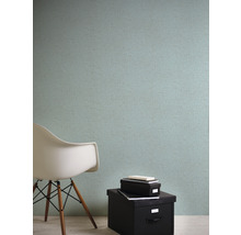 Raumansicht mit Textiltapete, Stuhl und Aufbewahrungsboxen