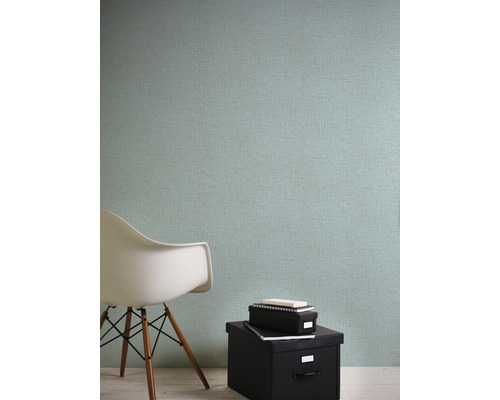 Raumansicht mit Textiltapete, Stuhl und Aufbewahrungsboxen