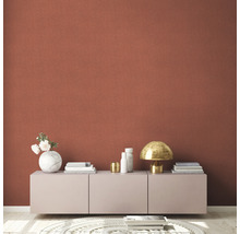 Wohnzimmer mit gemusterter Wand und niedrigem Sideboard