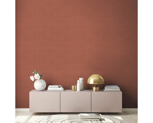 Wohnzimmer mit gemusterter Wand und niedrigem Sideboard