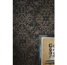 Tapete mit Muster und gerahmtem Bild