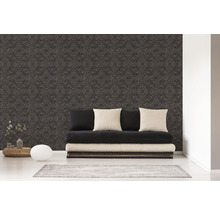 Wohnzimmer mit gemusterter Tapete und Futonbett