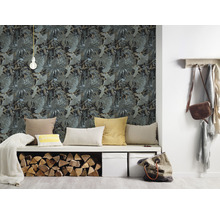 Raum mit Dschungeltapete, Sitzbank mit Kissen, Holzscheiten und Aufbewahrungsboxen