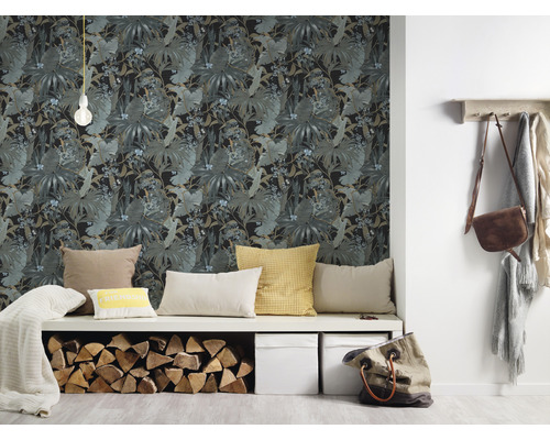 Raum mit Dschungeltapete, Sitzbank mit Kissen, Holzscheiten und Aufbewahrungsboxen