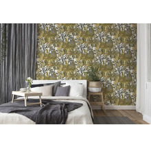 Schlafzimmer mit Dschungeltapete, Bett und Dekorationen