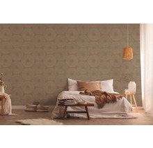 Einladendes Schlafzimmer mit Tapete mit Kreisdesign, Bett und dekorativer Beleuchtung für ein gemütliches Ambiente.