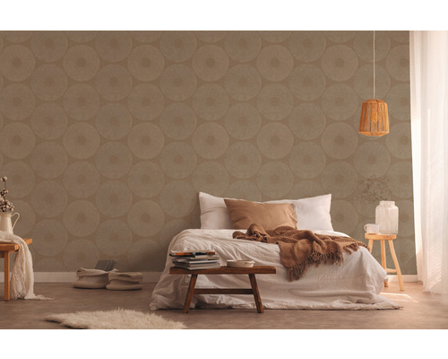 Einladendes Schlafzimmer mit Tapete mit Kreisdesign, Bett und dekorativer Beleuchtung für ein gemütliches Ambiente.