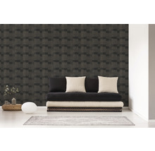 Wohnzimmer mit gemusterter Tapete und Futon