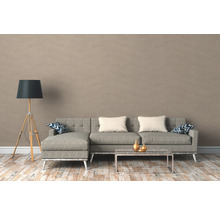 Wohnzimmer mit grauem Sofa, Stehlampe und Couchtisch