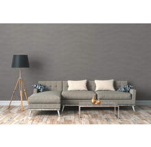 Wohnzimmer mit grauer Raufasertapete, Sofa, Stehlampe und Holzboden