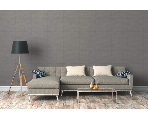 Wohnzimmer mit grauer Raufasertapete, Sofa, Stehlampe und Holzboden