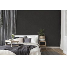 Schlafzimmer mit dunkler Strukturtapete, Bett und Vorhängen