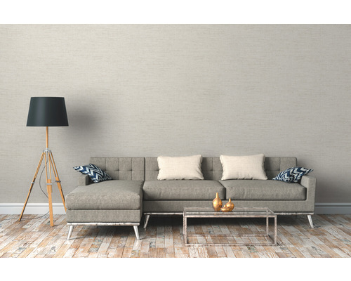 Wohnzimmer mit grauem Sofa, Stehlampe und Couchtisch auf Holzboden