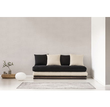 Helles Zimmer mit Futonbett, Kissen und Dekoration