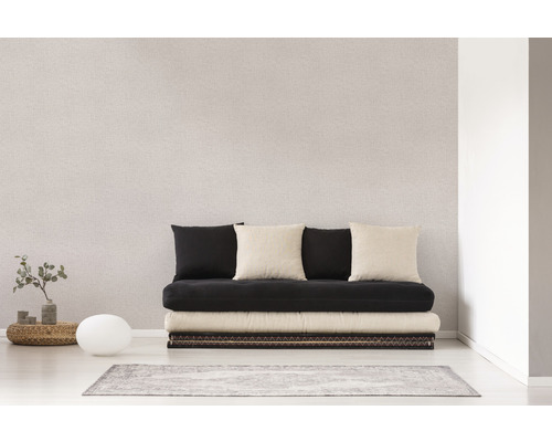 Helles Zimmer mit Futonbett, Kissen und Dekoration