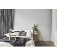 Schlafzimmer mit Bett, Nachttisch und Vorhängen