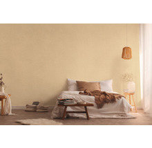 Helles Schlafzimmer mit strukturierten Tapeten und natürlichen Holzelementen für ein gemütliches Ambiente