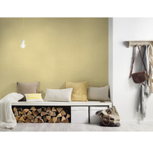 Wohnraum mit Textiltapete, Sitzbank, Kissen und Dekoration