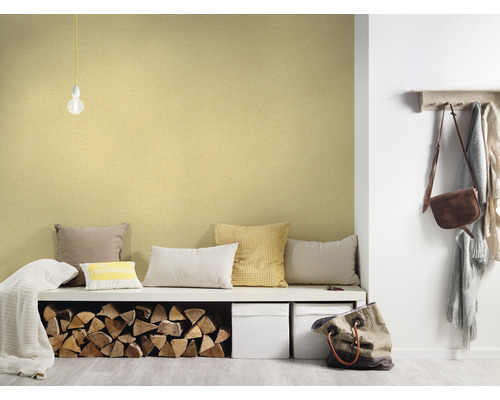 Wohnraum mit Textiltapete, Sitzbank, Kissen und Dekoration