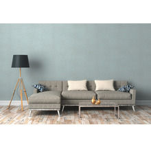 Wohnzimmer mit grauer Couch, Stehlampe und Holzboden