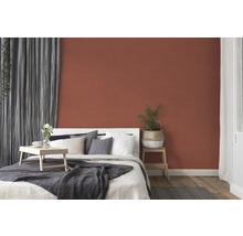 Schlafzimmer mit gemusterter Tapete, Bett, Vorhängen und Dekoration