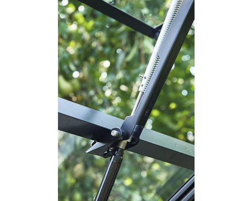 Detailansicht eines Fensteröffners an einem Gewächshausfenster.