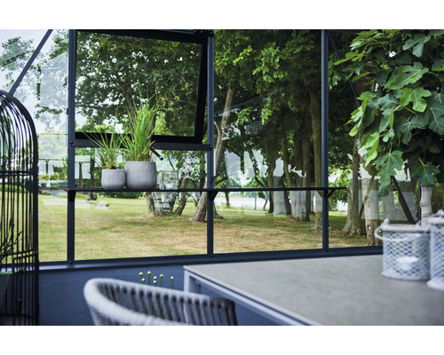 Vue d''une serre avec des plantes, des tables et des chaises