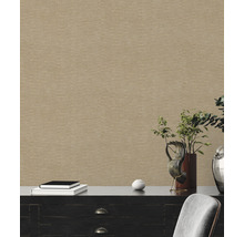 Szene mit Textiltapete, dunklem Holzschrank und dekorativen Elementen