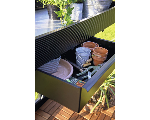 Tiroir ouvert avec accessoires de jardinage