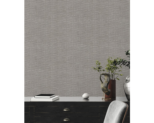 Gros plan d''un papier peint texturé avec un bureau en bois foncé et des objets décoratifs