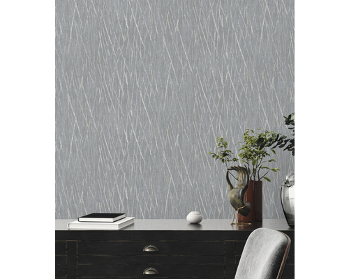 Papier peint à motif linéaire dans une pièce à vivre