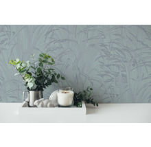 Gros plan d''un mur avec du papier peint botanique, un plateau avec des décorations et un vase d''eucalyptus.