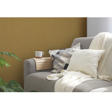 Dekoratives Wohnzimmer mit Couch, Kissen, Beistelltisch, Tasse und Pflanze für eine gemütliche Atmosphäre