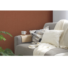 Wohnzimmer mit grauer Couch, Kissen und Getränkehalter