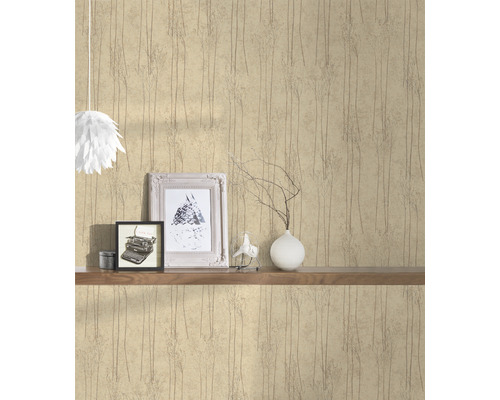 Décoration murale avec papier peint à motif de forêt, éléments d'étagère et objets de décoration.