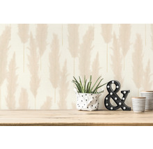 Dekorative Tapete mit Pflanzenmotiv und Gegenstände auf einem Tisch